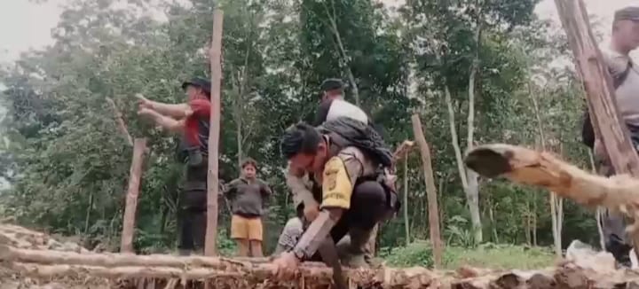 Sudah Sepekan Jembatan Mataram Jaya Ambles,Warga Inisiatif Gotong Royong Susun Kayu Agar Bisa Melintas