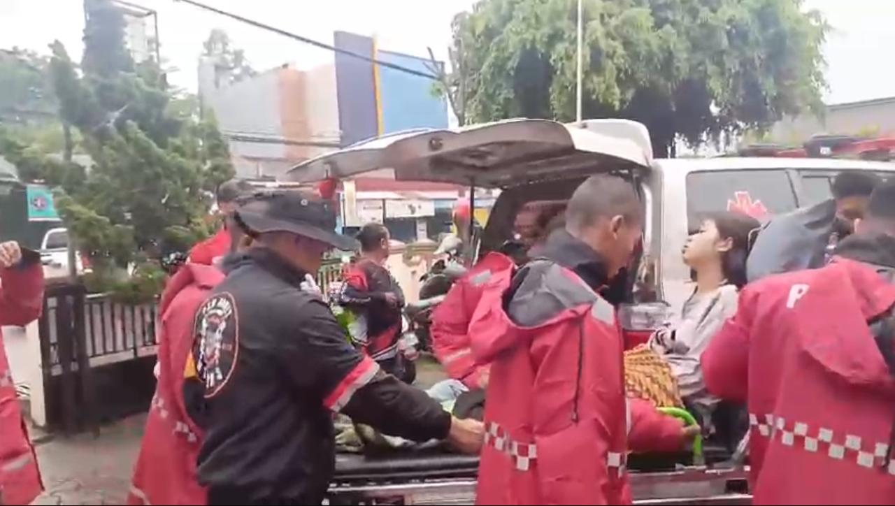Sat Samapta Polres Bogor Bersama Stakeholder Terkait Bantu Evakuasi Warga Kecamatan Gunung Putri Akibat Musibah Bencana Alama Banjir