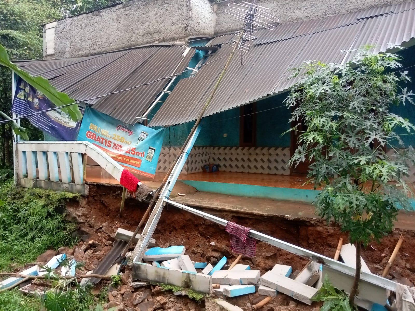 Bhabinkamtibamas Desa Hambalang Wilayah Hukum Polsek Citeureup Cepat Tanggap Adanya Laporan Musibah Bencana Alam Pergeseran Tanah