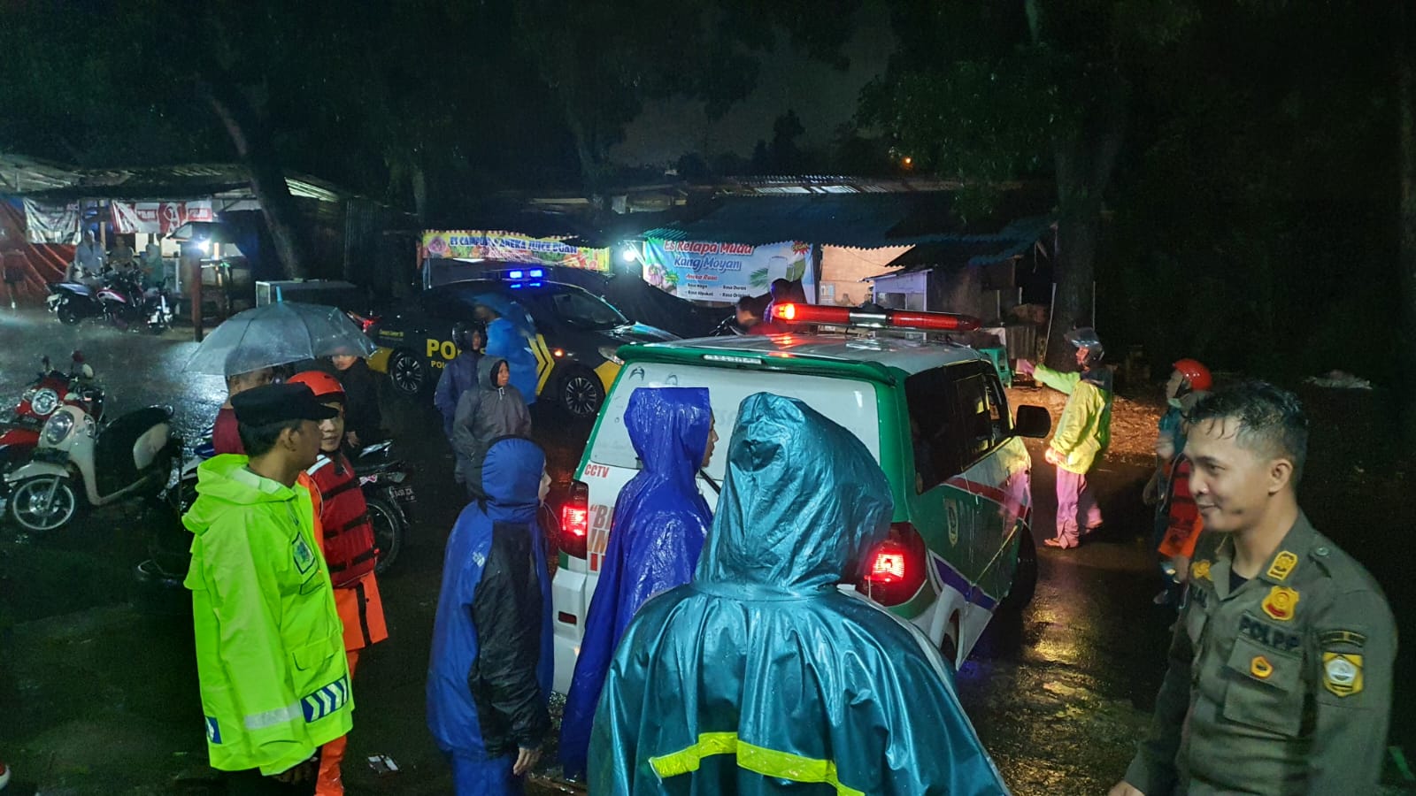 Bhabinkamtibmas Wilayah Hukum Polsek Citeureup Monitoring Cek Lokasi Adanya Musibah Bencana Alam Banjir Wujud Pelayanan Publik, Adanya Kunjungan Bupati Bogor Turut Serta Lakukan Pengecekan Lokasi Banjir