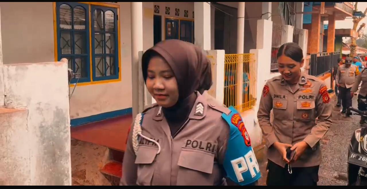 Polwan Polres Bogor Masih Terus Lakukan Pendampingan Trauma Healing Terhadap Korban Musibah Bencana Alam Di Cisarua Kabupaten Bogor