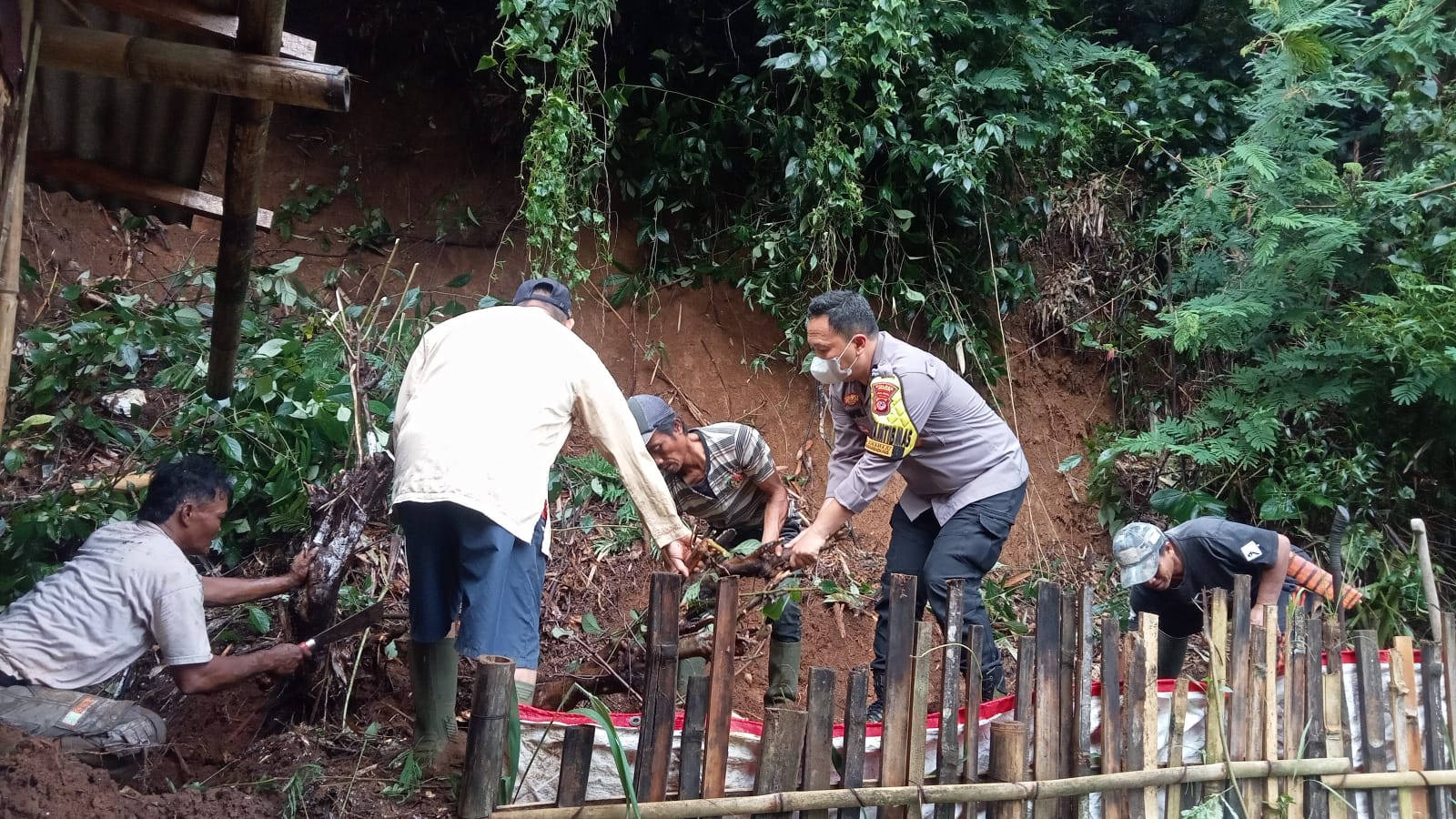 Bhabinkamtibmas Wilayah Hukum Polsek Megamendung Giat Cooling Sistem Hadir Membantu Warga Masyarakat Dalam Membenahi Struktur Lokasi Wilayah Cegah Antisipasi Terkena Dampak Musibah Bencana Alam