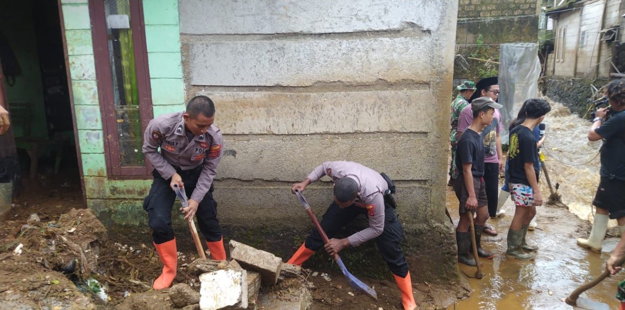 Sat Samapta Polres Bogor Bersama Stakeholder Terkait Masih Terus Lakukan Bantuan Pembersihan Dan Evakuasi Warga Terkena Danpak Musibah Bencana Alam Kecamatan Cisarua Polres Bogor Polda Jabar
