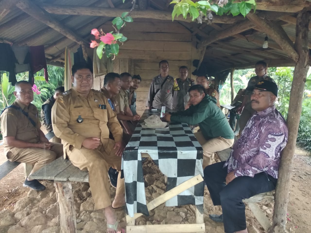 Bhabinkamtibmas Desa Cibadak Wilayah Hukum Polsek Tanjungsari Giat Cooling Sistem Bersinergi Bersama Aparat Desa Lakukan Monitoring Wilayah Antisipasi Adanya Musibah Bencana Alam Dan Dialog Kamtibmas Ajak Jaga Kondusifitas Cegah Kriminalitas