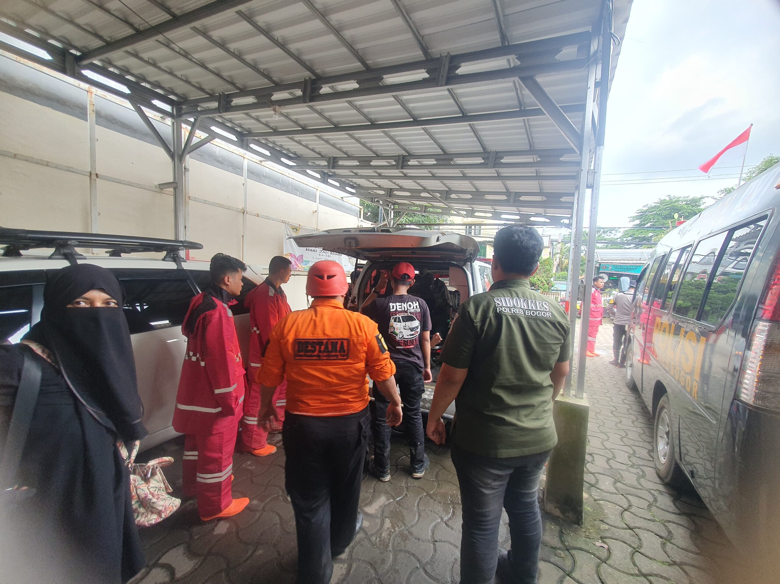 Kasidokkes Bersama Keslap Polres Bogor Lakukan Penanggulangan Bencana Alam Desa Bojong Kulur Kecamatan Gunung Putri Kabupaten Bogor