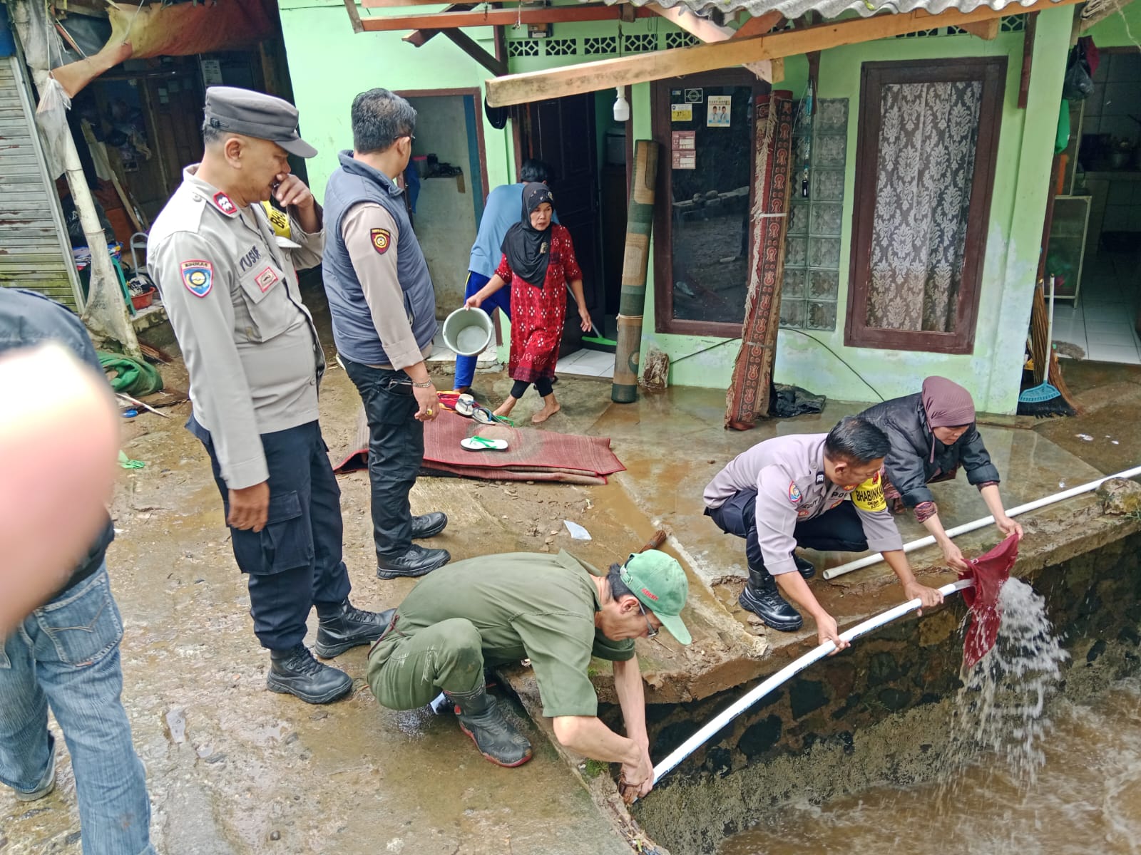 Pihak Kepolisian TNI Dan Stakeholder Terkait Lainnya Masih Memantau Situasi Pasca Musibah Bencana Alam Tanah Longsor Dan Banjir Bandang Di Kecamatan Cisarua Berangsur Pulih