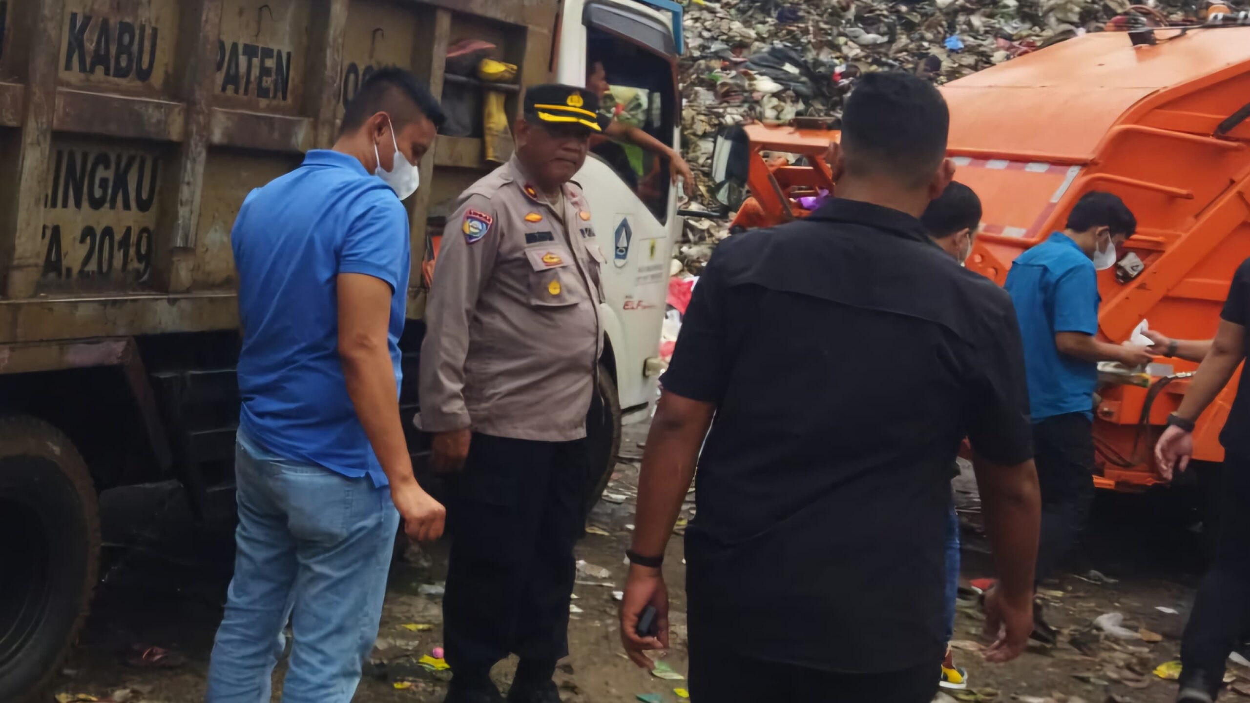 Situasi Kondisi Cuaca Intensitas Curah Hujan Terus Turun,Kapolsek Cibungbulang Kontrol TPA Sampah Desa Galuga Sambil Berikan Himbauan Cegah Antisipasi Bencana Alam