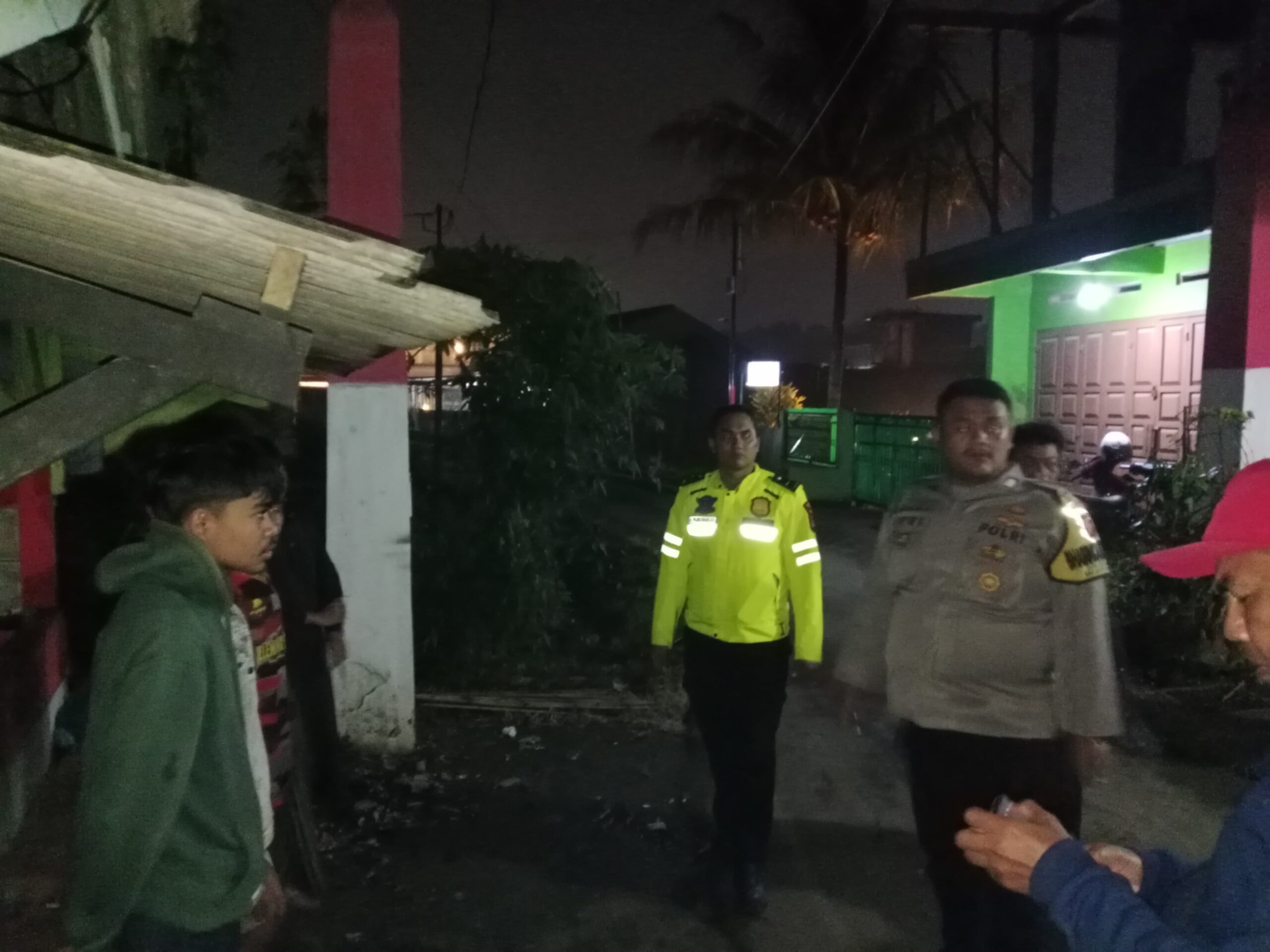 Sinergitas TNI Polri Dan Warga Siskamling Wilayah Hukum Polsek Megamendung Giat Cooling Sistem Monitoring Wilayah Cegah Gangguan Kamtibmas