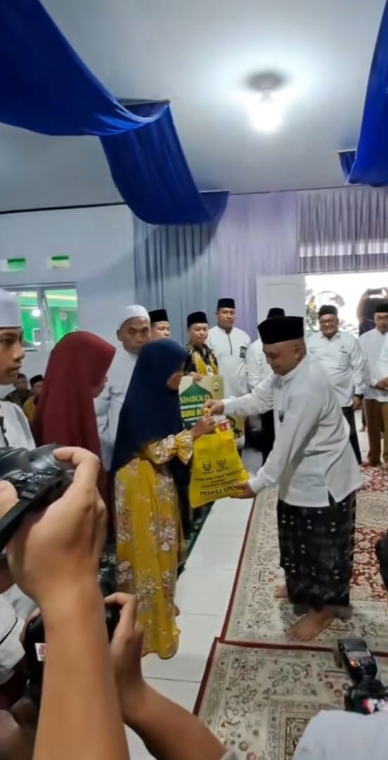 Ketua Badan Amil Zakat Nasional (Baznas) Kabupaten Sukabumi, Dr. KH. Unang Sudarma, S.H., M.Si., bersama Kepala Pendistribusian Zakat, Infak, dan Sedekah