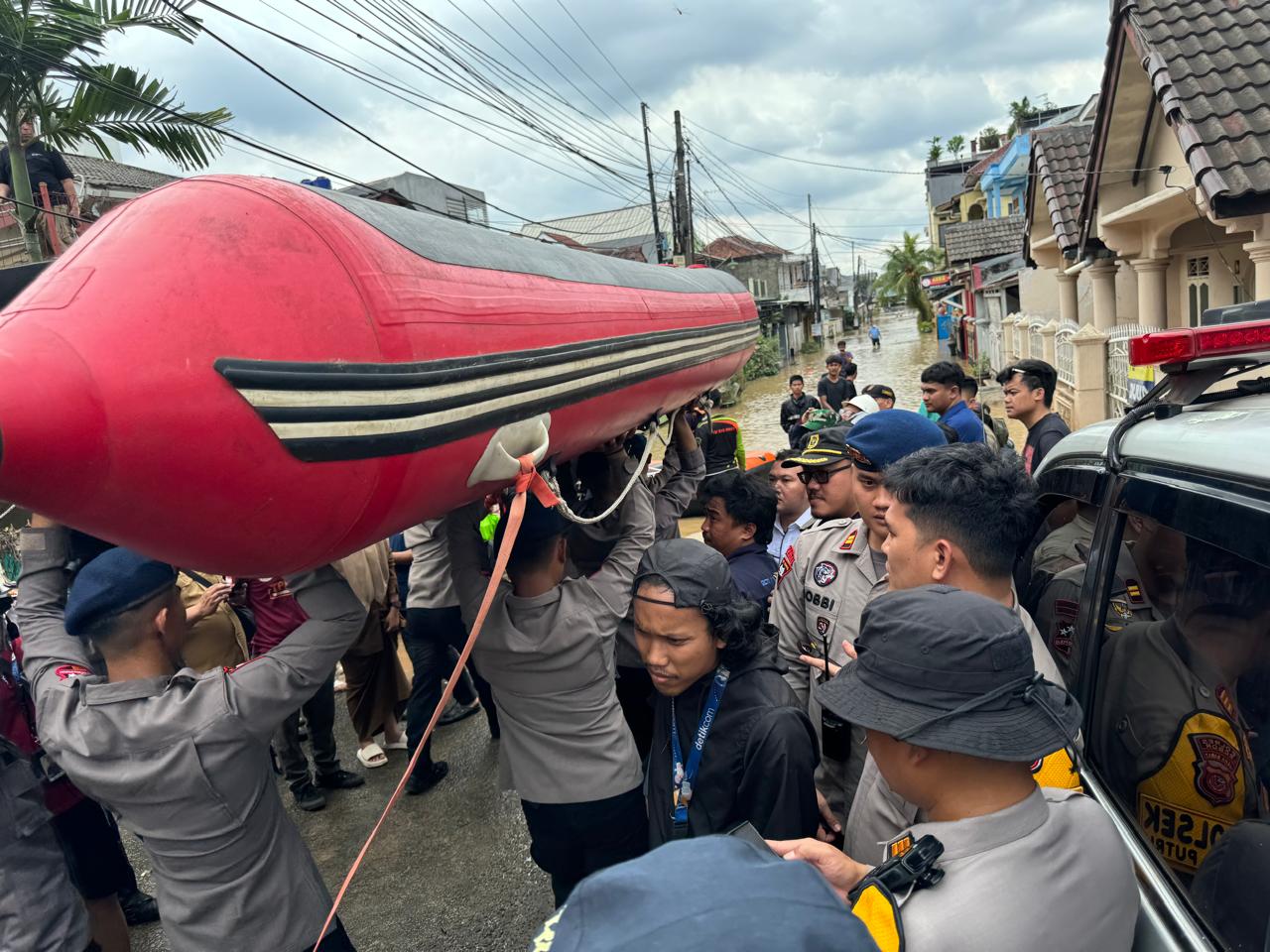 Polres Bogor Dan Polsek Gunung Putri Beserta Stakeholder Terkait Lakukan Penanggulangan Bencana Alam Desa Bojong Kulur Kecamatan Gunung Putri Kabupaten Bogor