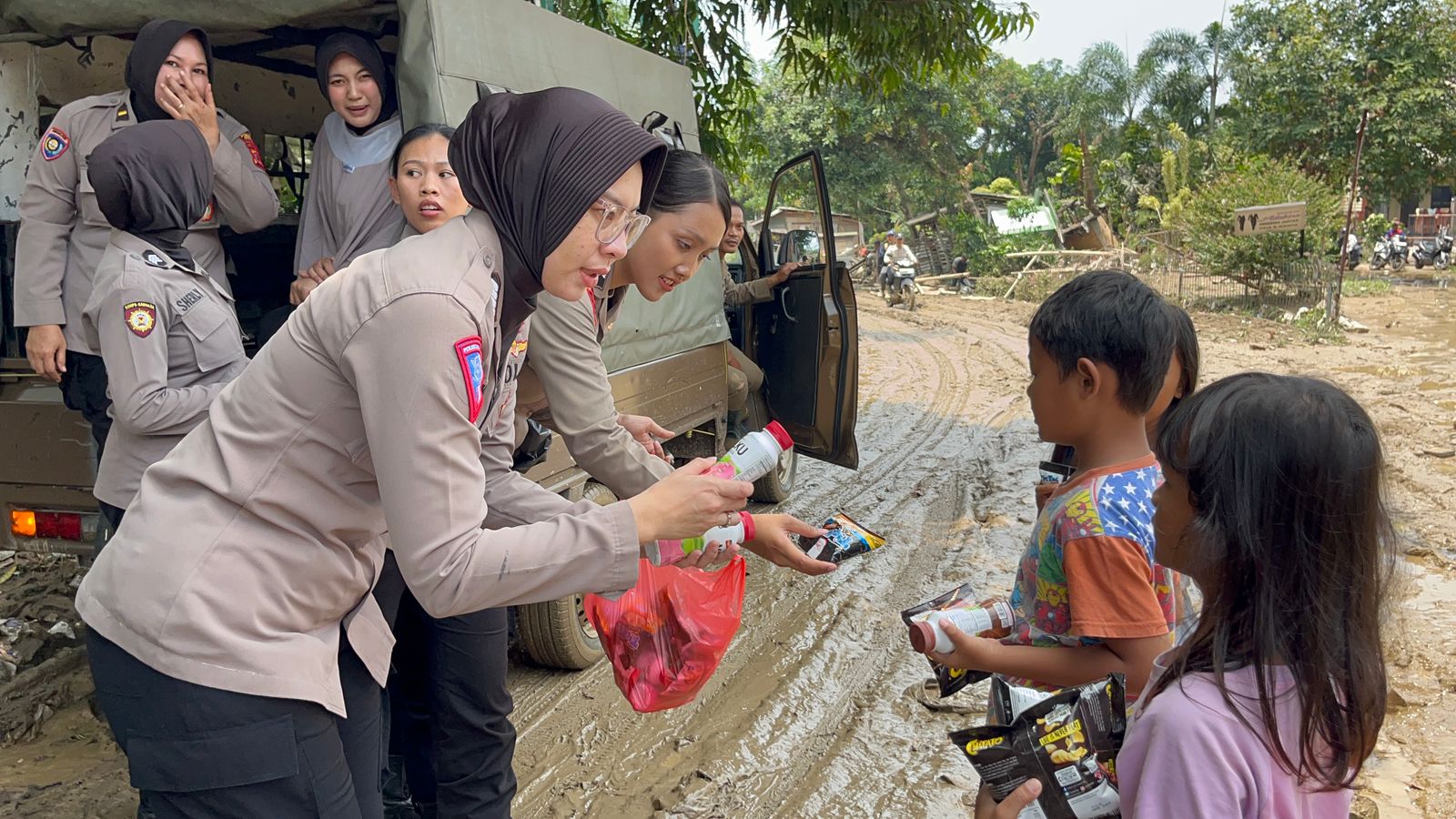 Polwan Polres Bogor Laksanakan Giat Evakuasi Serta Pendampingan Trauma Healing Terhadap Korban Musibah Bencana Alam Banjir Bandang Di Bojong Kulur Kec. Gunung Putri Kab. Bogor