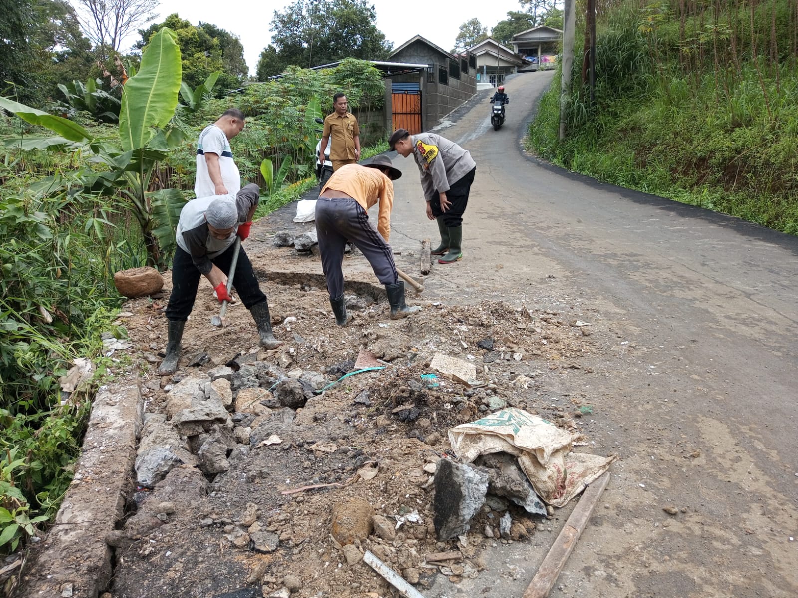 Bhabinkamtibmas Wilayah Hukum Polsek Sukaraja Desa Cibanon Giat Cooling Sistem Kerja Bakti Bersama Warga Dan Perangkat Desa Perbaiki Jalan Raya Yang Amblas