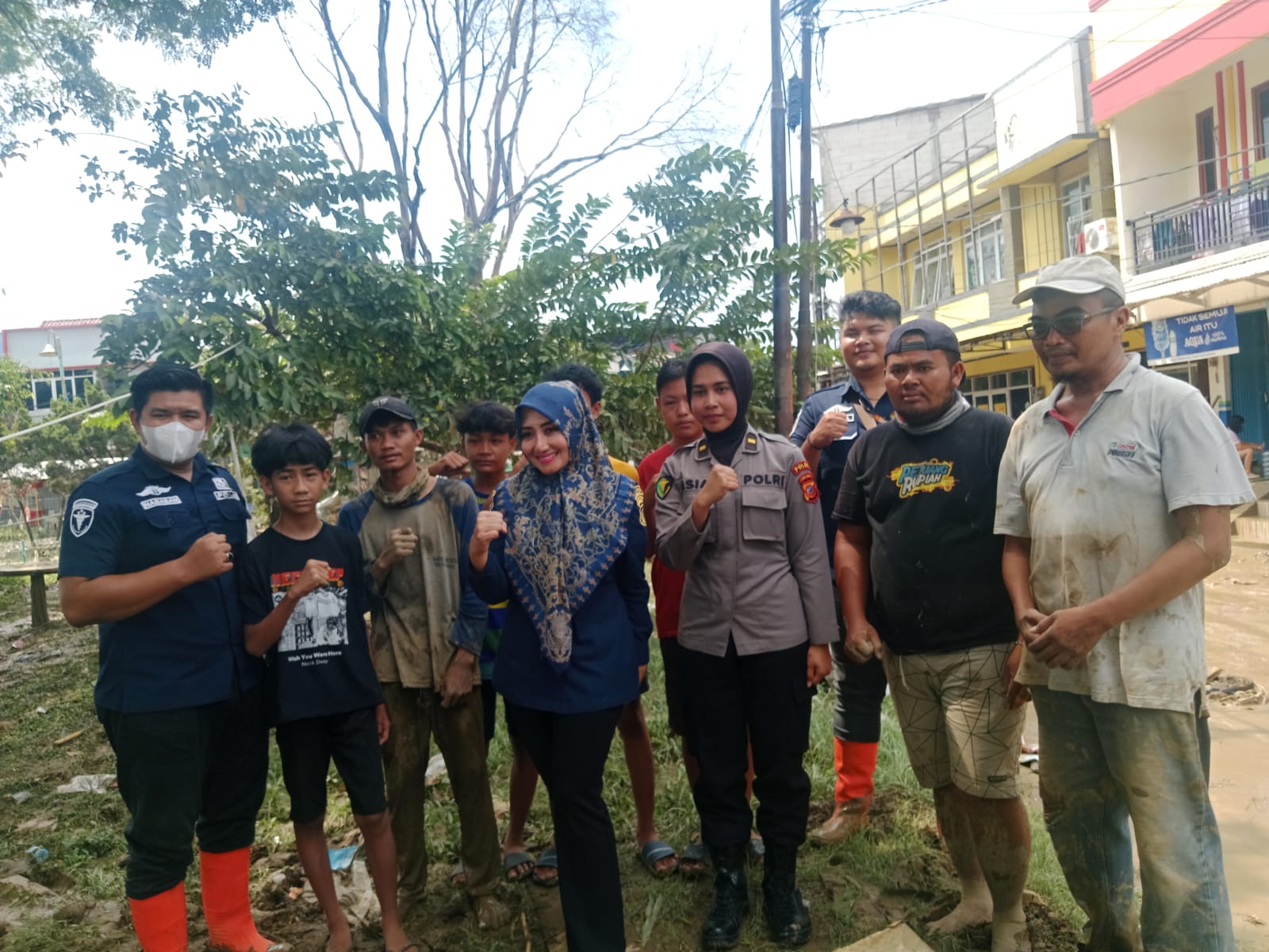 Sidokkes Polres Bogor Bersama Bid Dokkes Polda Jabar Berikan Bantuan Pelayanan Kesehatan Korban Banjir Bandang Di Desa Bojong Kulur Kecamatan Gunung Putri Kabupaten Bogor