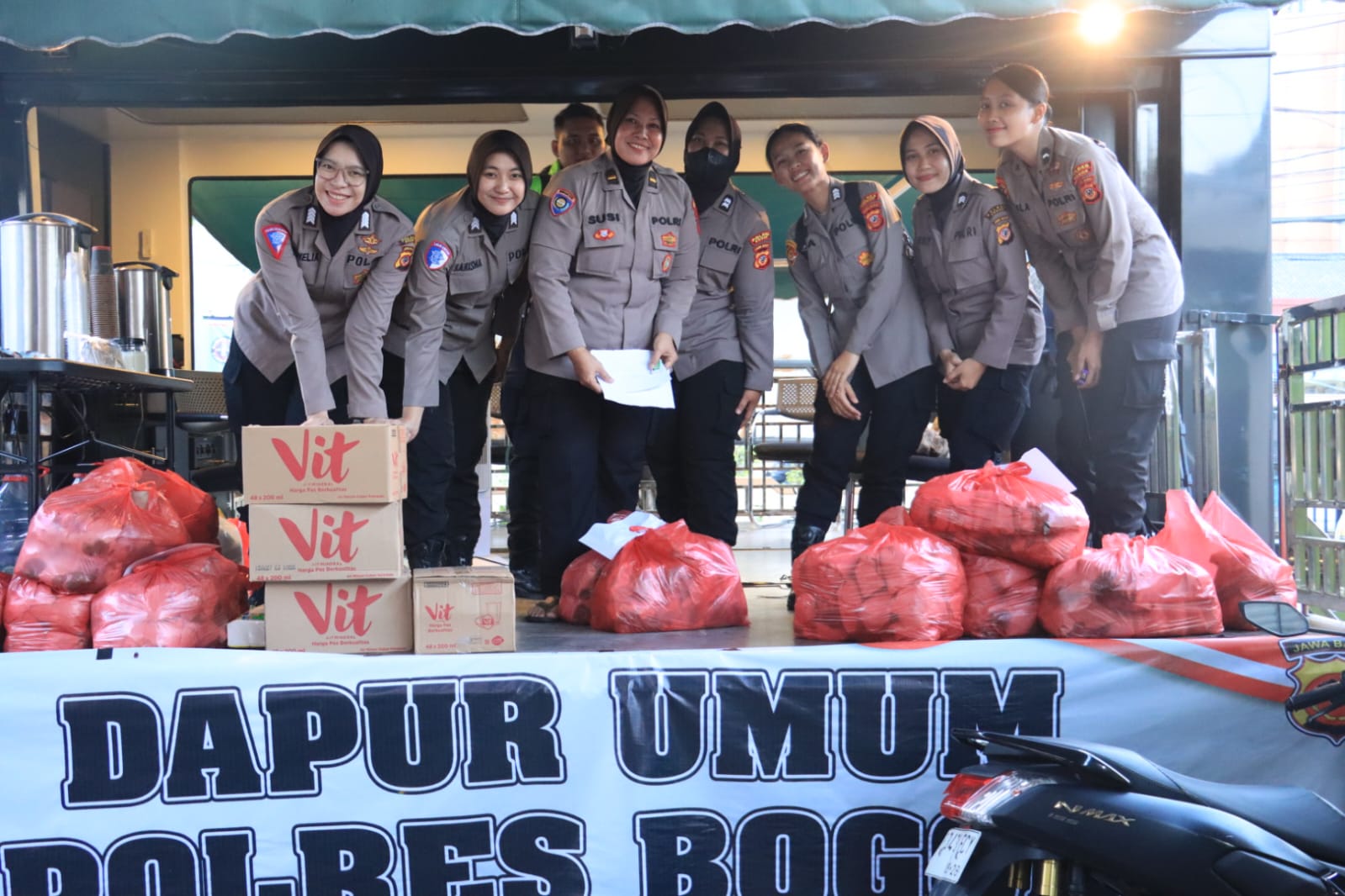 Polres Bogor Bersama Jajaran Terus Monitoring Tangani Penanggulangan Banjir Bandang Desa Bojong Kulur Kec Gunung Putri Kab Bogor Dan Dirikan Dapur Umum Juga Pelayanan Kesehatan
