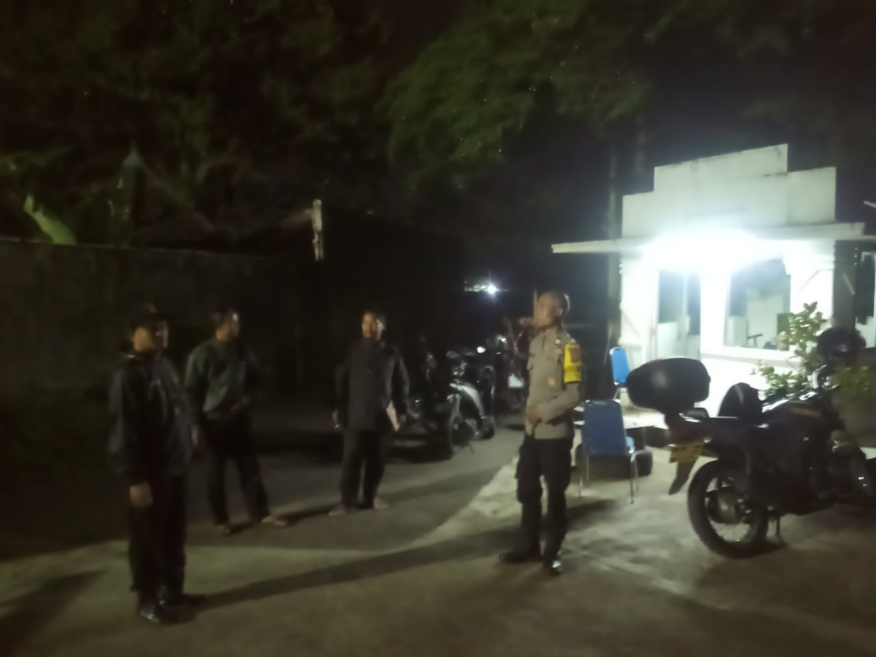 Bhabinkamtibmas Wilayah Hukum Polsek Csr. Polres Bogor Giat Cooling Sistem Monitoring Cek Pos Siskamling Beri Pesan Kamtibmas Cegah Gangguan Kamtibmas Selama Bulan Suci Ramadhan 1446 H