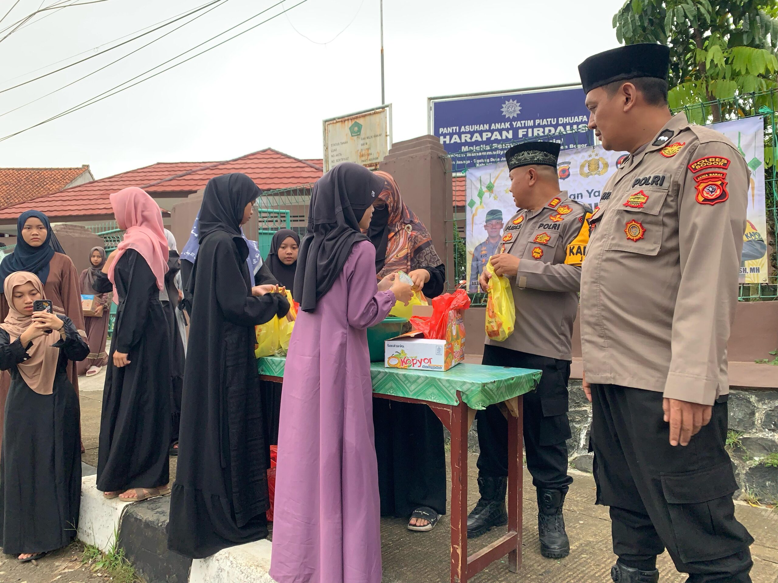 Kapolsek Jasinga Bersama Jajaran Turun Langsung Berbagi Takjil Dan Giat Buka Bersama Serta Santunan Anak Yatim Dan Kaum Dhuafa Kepada Yayasan Harapan Firdaus Jasinga Di Bulan Suci Ramadhan 1446 H
