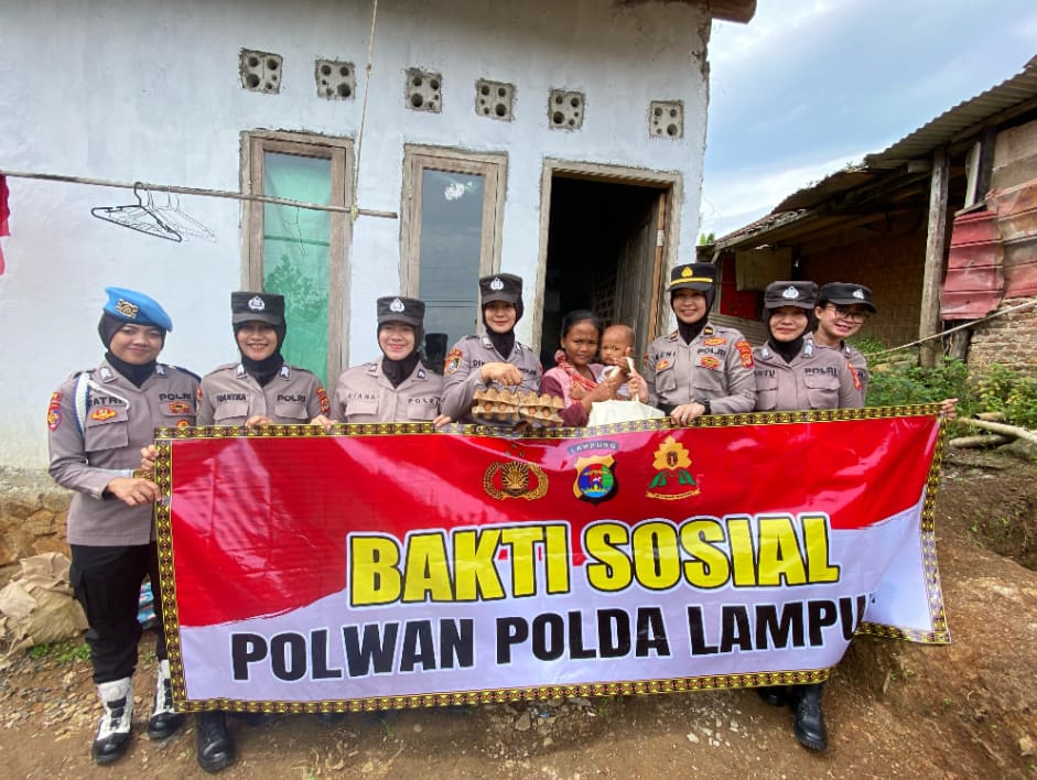 Sasar Masyarakat Membutuhkan, Polwan Polda Lampung Bakti Sosial Bagikan Bantuan Paket Sembako