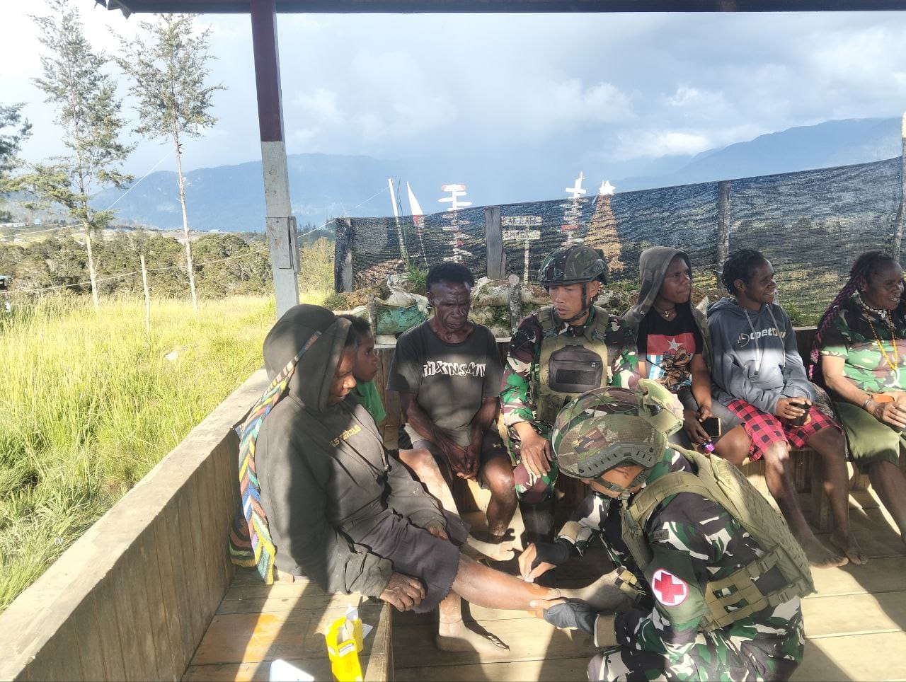 Satgas Yonif 700 Beri Layanan Kesehatan Gratis ke Warga Distrik Ilaga Puncak Papua