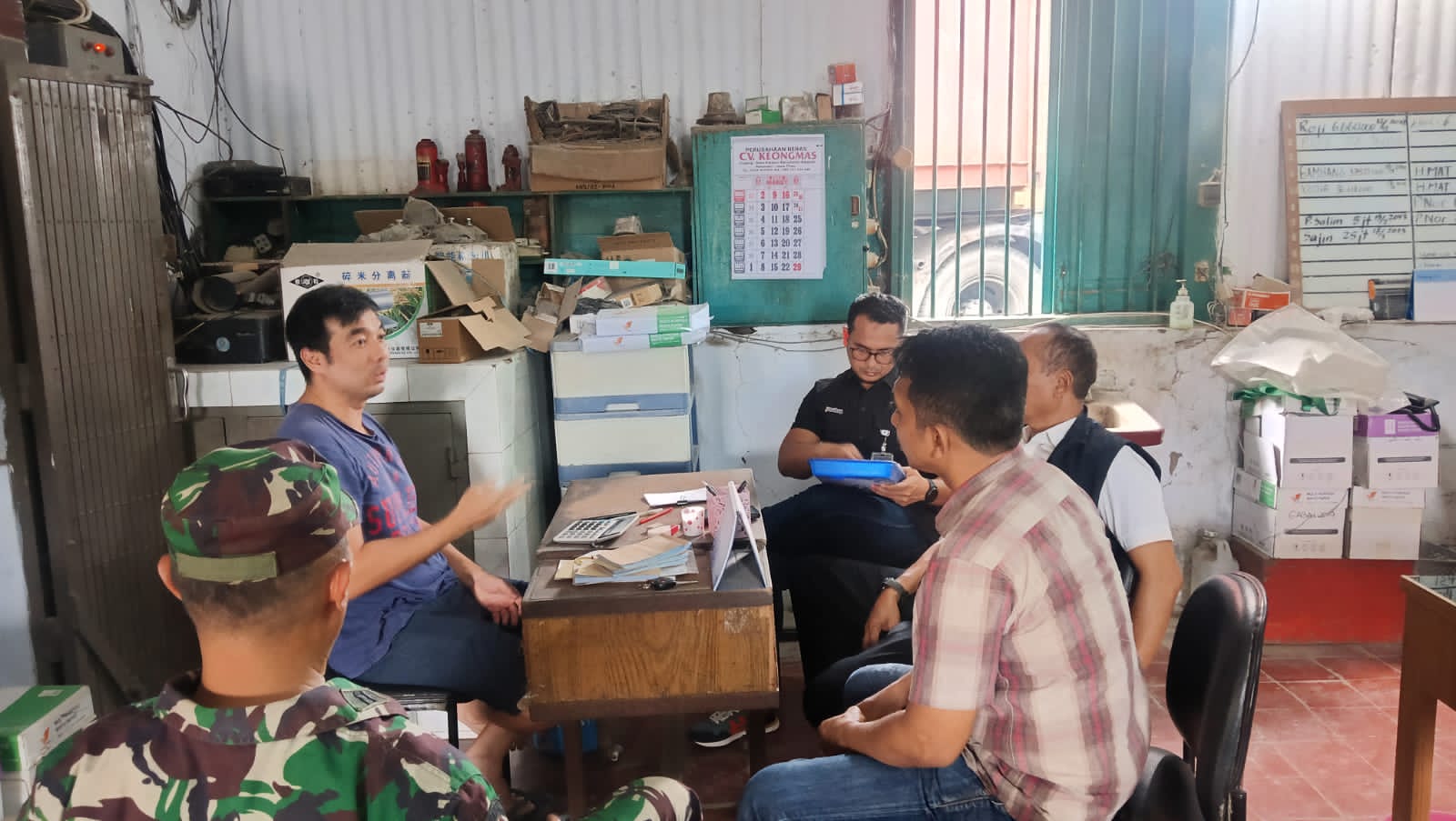 Babinsa Dampingi Kunker Tim Bulog Ke Penggilingan Padi 