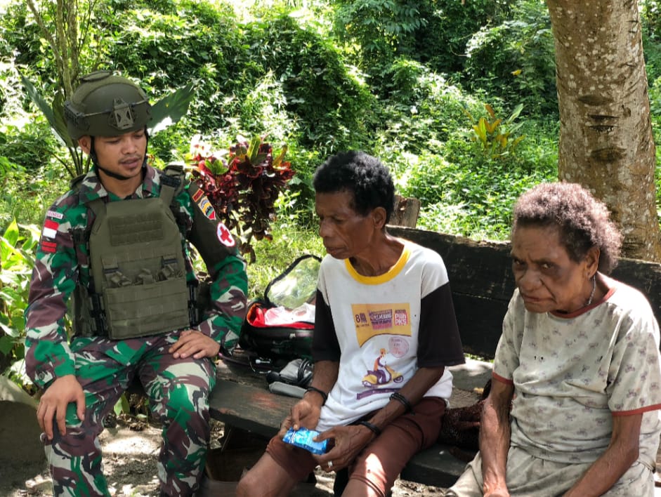 Satgas Yonif 131/BRS Berikan Pelayanan Kesehatan Bagi Masyarakat di Perbatasan Papua