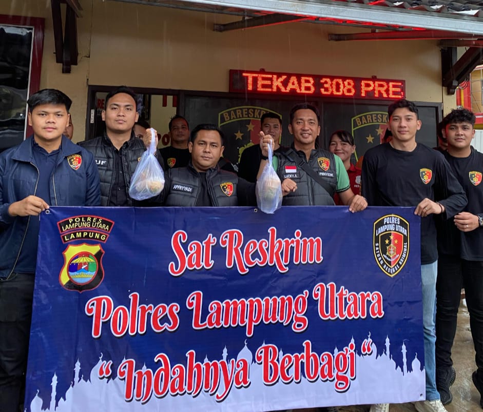Satuan Reskrim Polres Lampung Utara Bagikan Takjil Gratis pada Pengguna Jalan