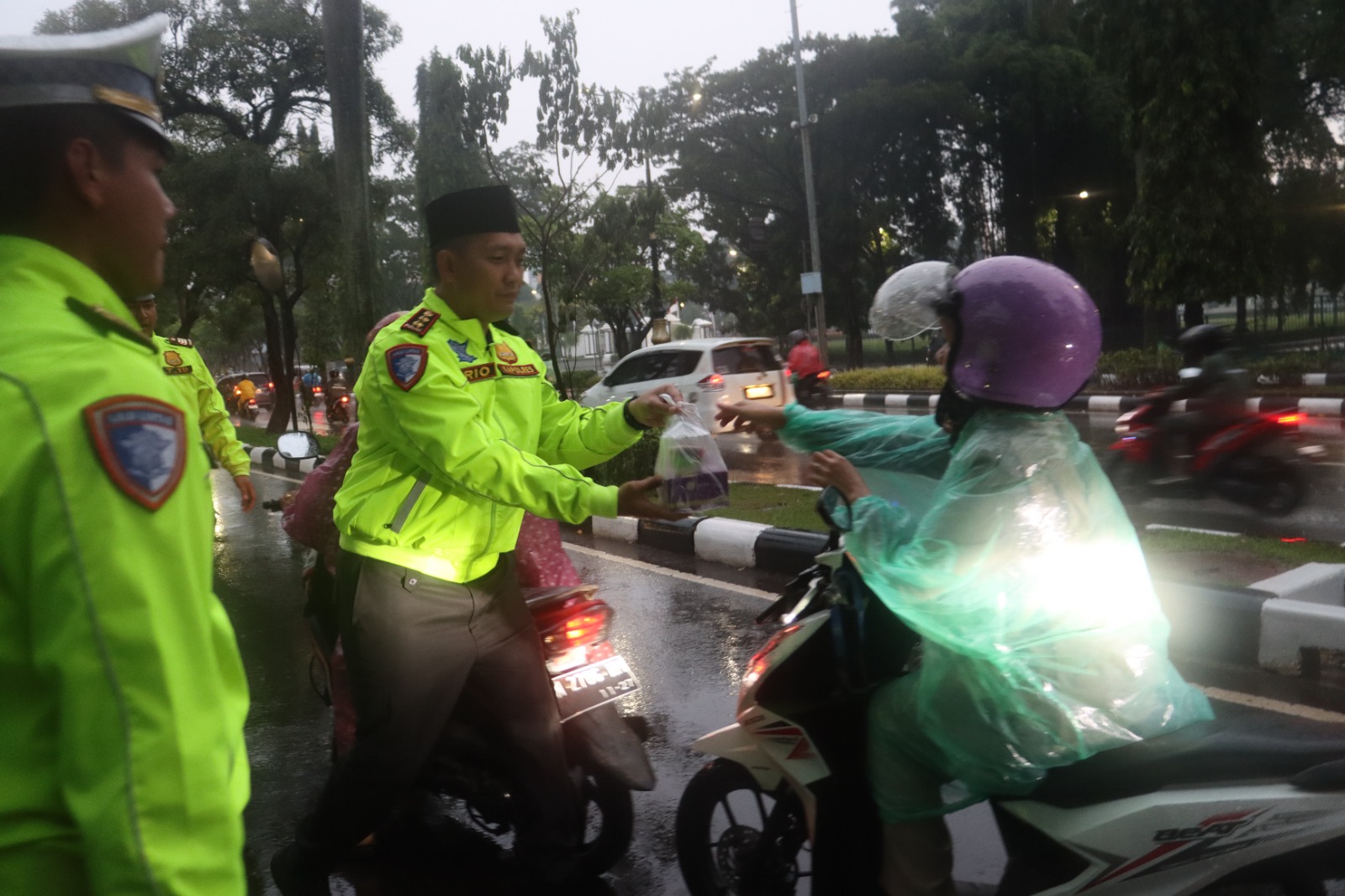 Jelang Berbuka Puasa, Kapolres Bogor Bersama Pejabat Utama Serta Jajaran Bagikan Takjil kepada Warga Yang Melintas