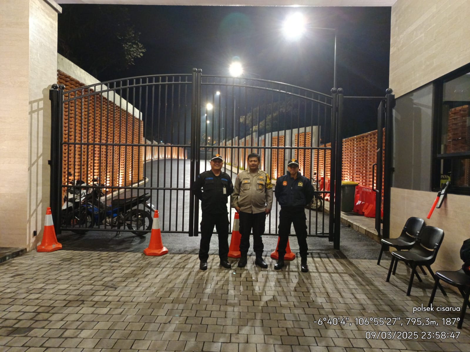 Bhabinkamtibmas Wilayah Hukum Polsek CSR Polres Bogor Monitoring Kontrol Pos Pengamanan Perumahan Pastikan Tidak Ada Gangguan Kamtibmas