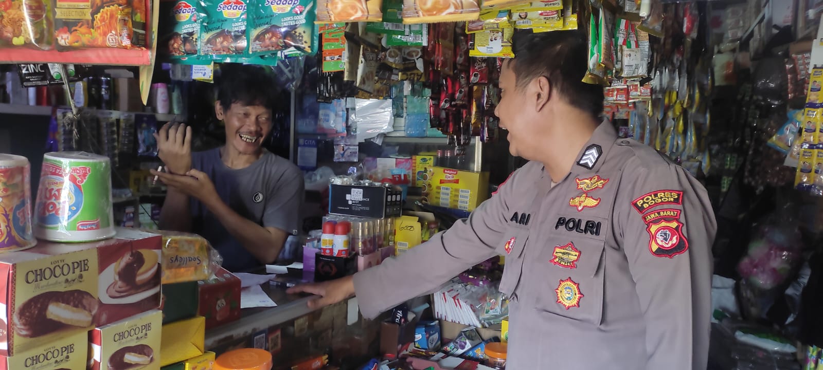 Bhabinkamtibmas Wilayah Hukum Polsek Leuwiliang Giat Cooling Sistem Patroli Sambang Pasar, Cek Monitoring Harga Dagangan Selama Bulan Suci Ramadhan 1446 H Agar Tetap Kondusif