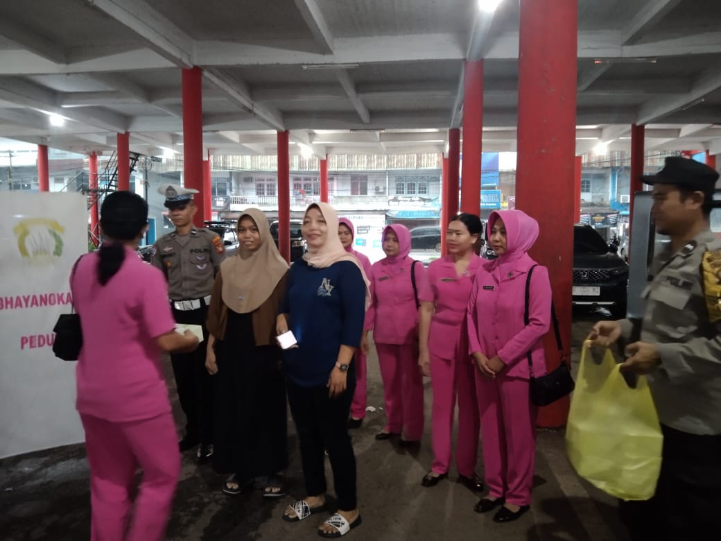 Kapolsek Ngabang Bersama Ibu – ibu Bhayangkari Bagi-bagi Takjil Untuk Warga Ngabang