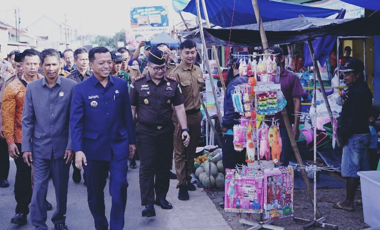 Pantau Ketersediaan Bahan Pokok Selama Ramadan, Bupati Pringsewu Hi.Rianto Pamungkas Tinjau Pasar Banyumas 