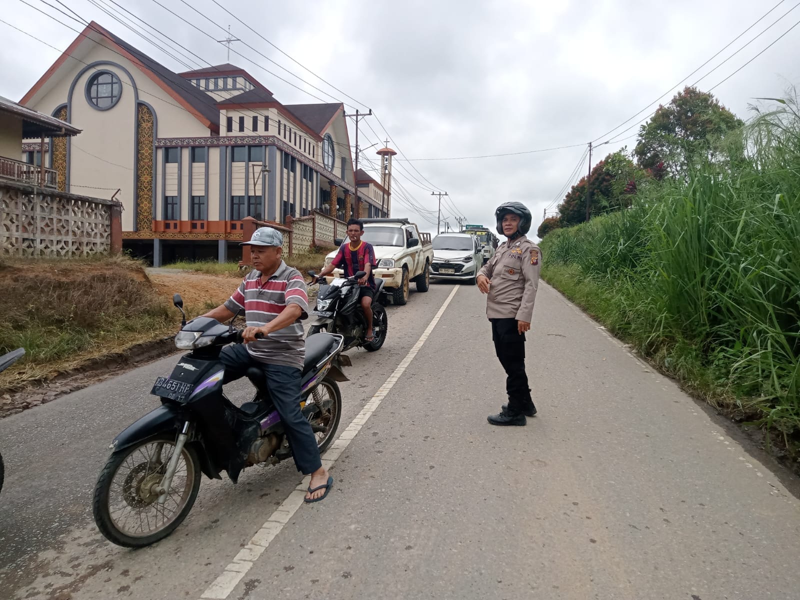 Warga Apresiasi Polsek Sengah Temila yang Atur Lalu Lintas di Jalan Rusak