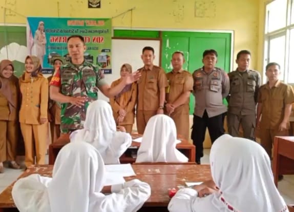 Sinergitas TNI Polri Bersama Perangkat Sekolah Silahturahmi Sambang Kamtibmas Beri Himbauan Kepada Para Pelajar Siswa Siawi SDN Cigarung Kalong 1 Kecamatan Leuwiliang Kabupaten Bogor
