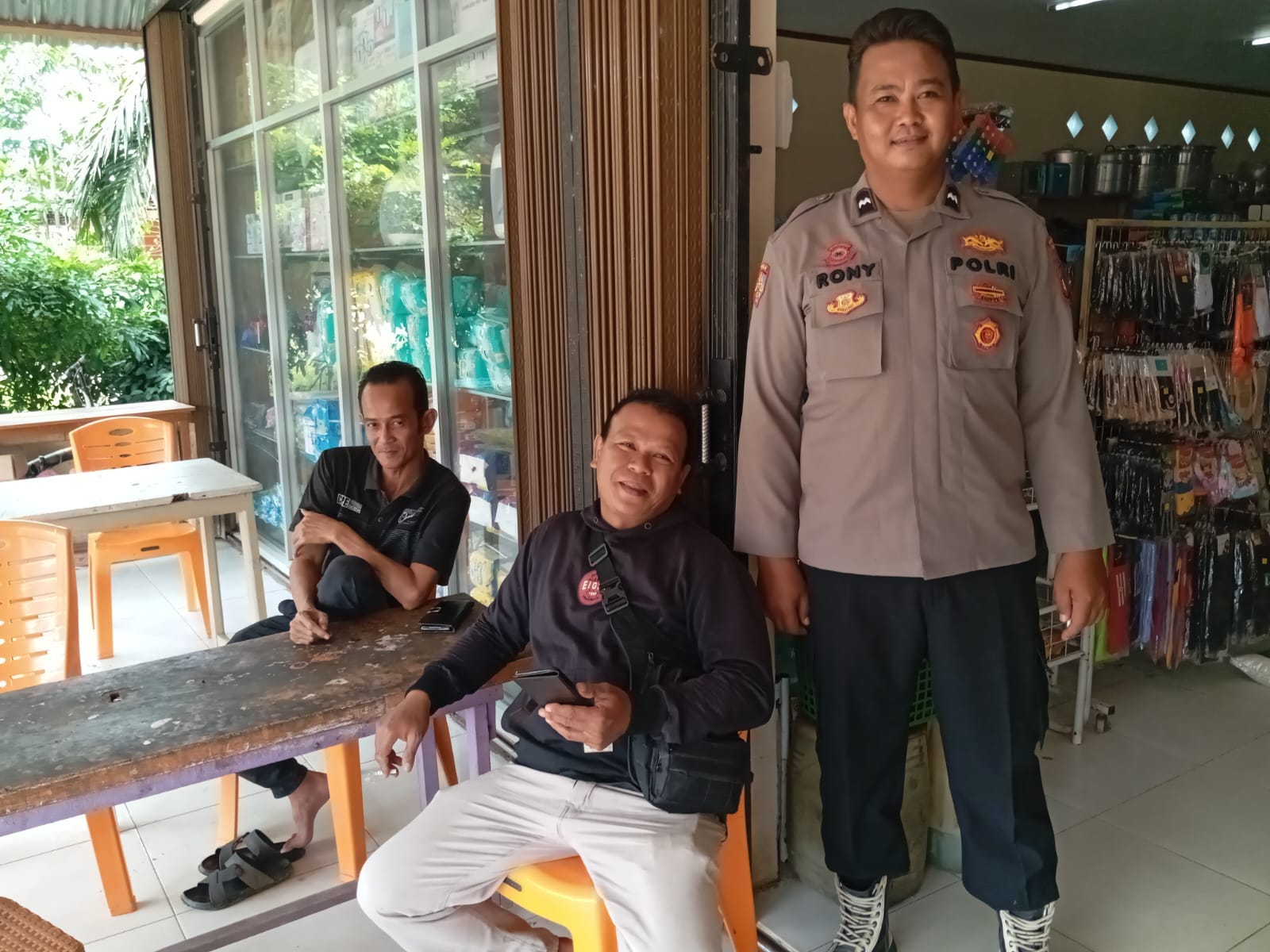 Sambangi Warga, Patroli Polsek Kuala Behe Ajak Warga Jaga Kamtibmas Yang Kondusif