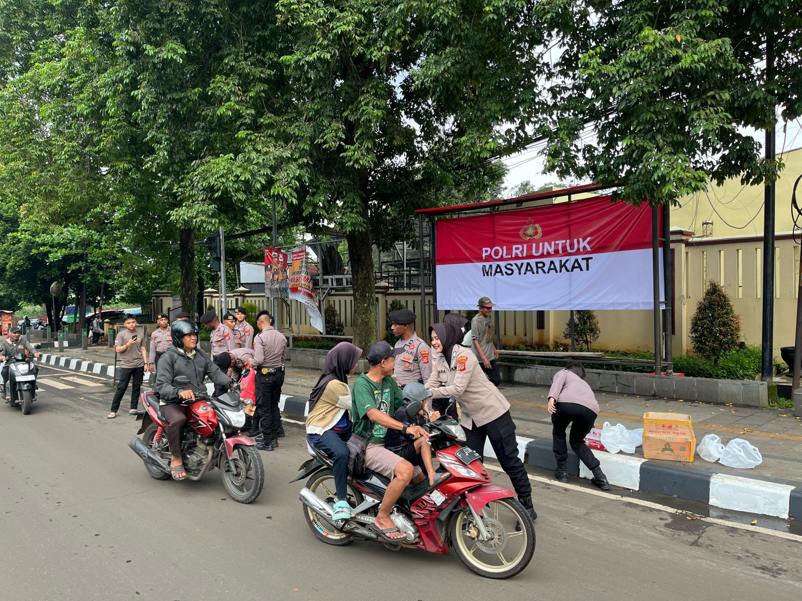 Berbagi Berkah Bulan Suci Ramadan 1446 H, Sat Intelkam Polres Bogor Bagikan Takjil Gratis Kepada Masyarakat Kabupaten Bogor Yang Melintas Depan Mako Polres Bogor