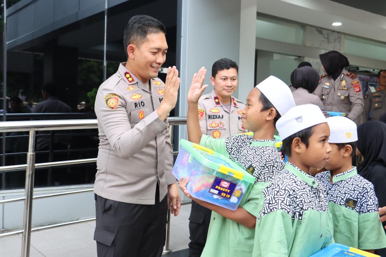 Kapolres Bogor Laksanakan Bansos Kapolri Serentak Se Jawa Barat Melalui Sarana Zoom Polda Jabar