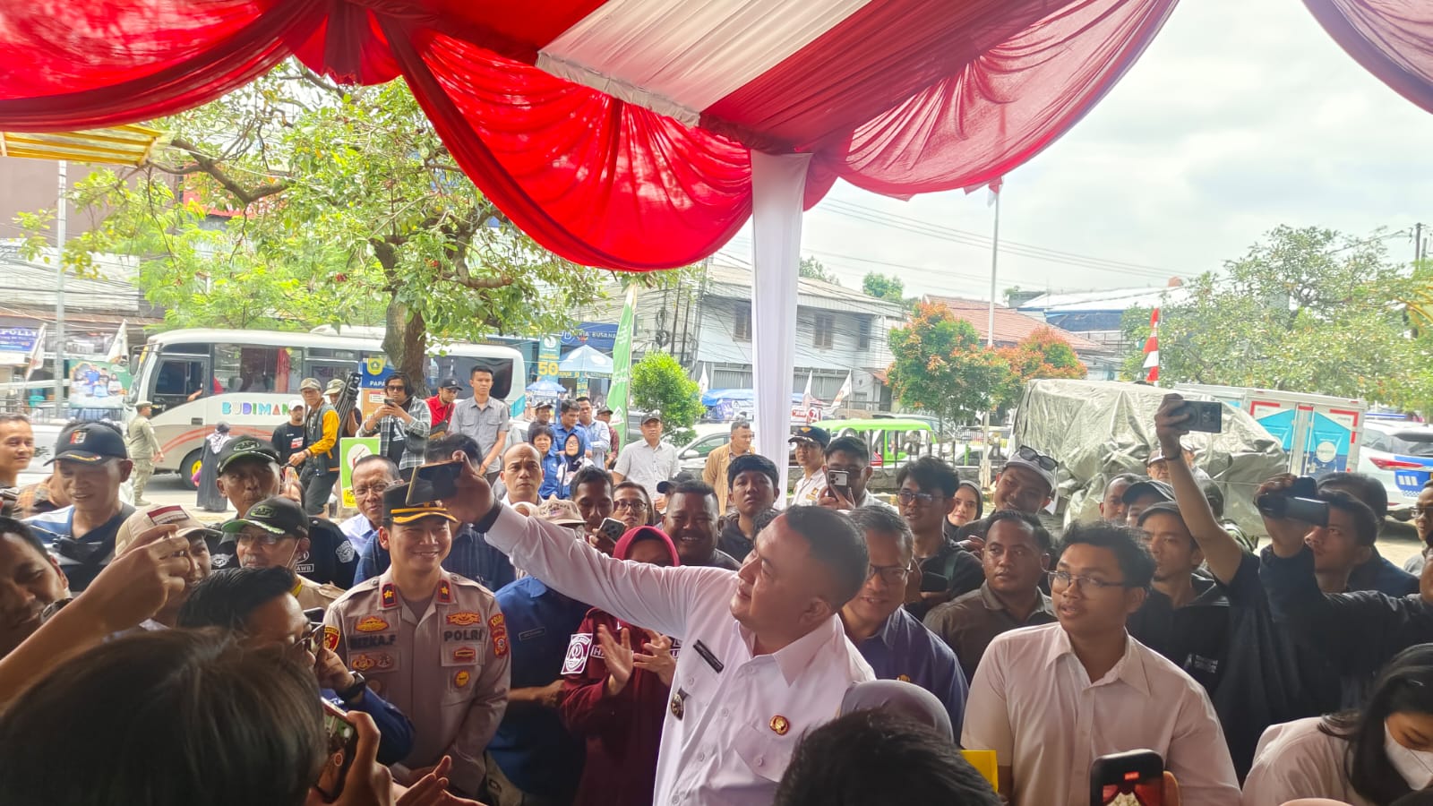 Polres Bogor Bersama Bupati Juga Forkopimda Kabupaten Bogor Laksanakan Kegiatan Operasi Pasar Tohaga Cibinong, Cek Harga Sembako, Beras Minyak Dan Beberapa Bahan Pokok Lain Dibulan Suci Ramadhan 1446 H Agar Stabil Dan Aman