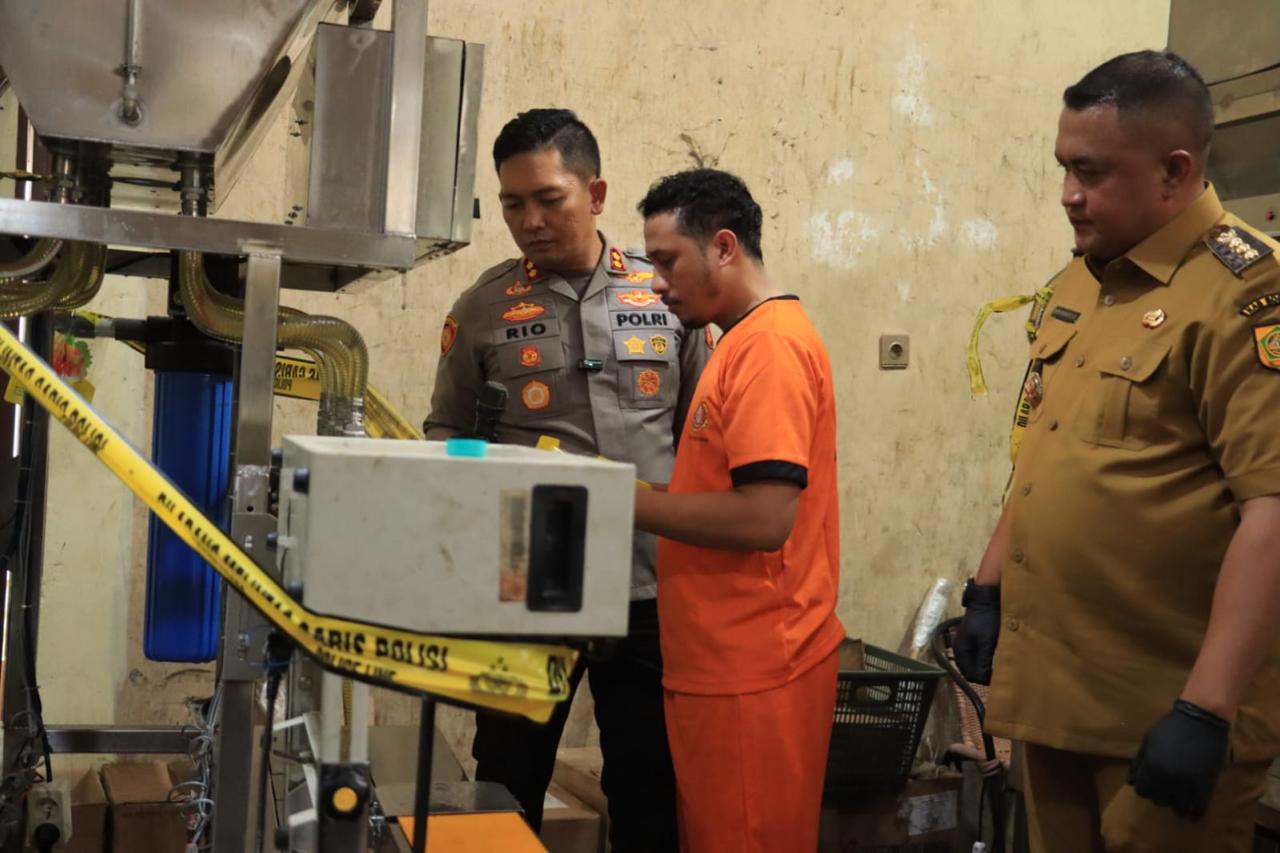 Kapolres Bogor Dan Jajaran Bersama Bupati Kab. Bogor Sidak Pabrik Minyak Goreng, Ungkap Praktik Pengemasan Ulang Minyakkita Ada Pengurangan Isi Takaran Dalam Kemasan Pouch