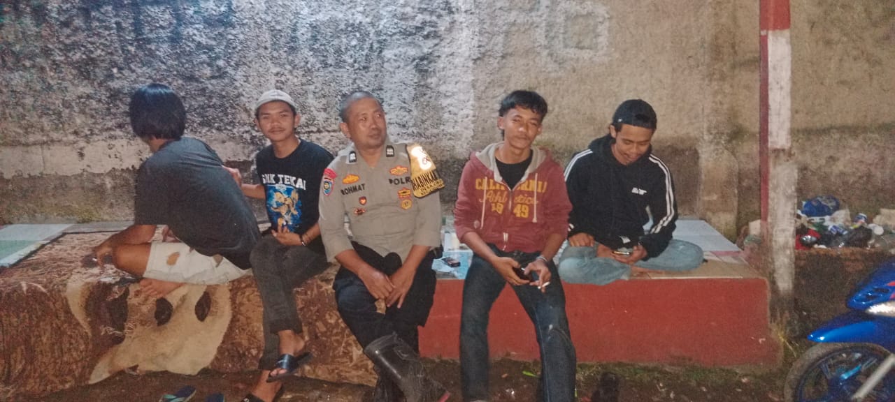 Bhabinkamtibmas Wilayah Hukum Polsek Cijeruk Giat Cooling Sistem Patroli Sambangi Satkamling Sampaikan Pesan Kamtibmas Ajak Jaga Kondusifitas Wilayah