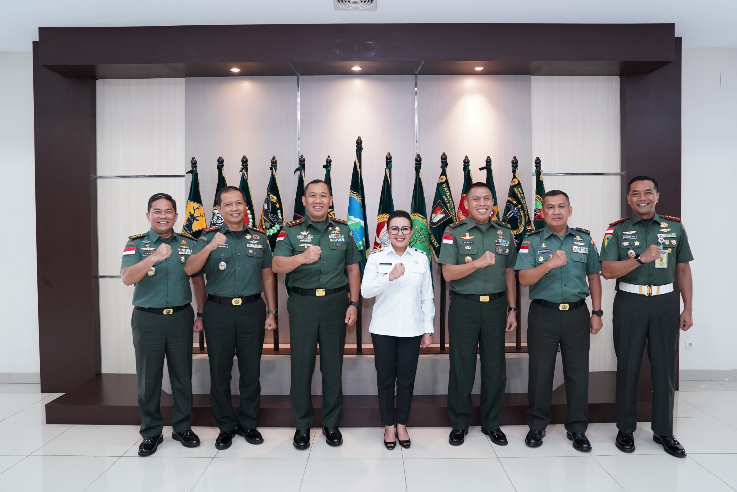 Terima Kunjungan Silaturahmi, Pangdam XII/Tpr Beri Surprise Bupati Landak