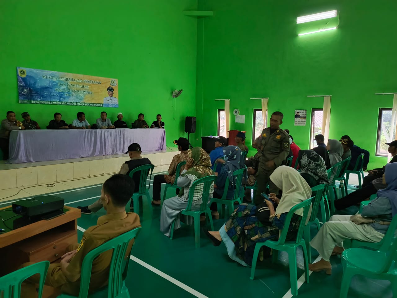 Sinergitas TNI Polri Bersama Perangkat Pemerintahan Desa Turut Serra Giat Musdes (RPJMDes) Di Kantor Desa Cibitung Kulon, Beri Himbauan Ajak Jaga Kamtibmas Selama Bulan Suci Ramadhan 1446 H Cegah Gangguan Kamtibmas