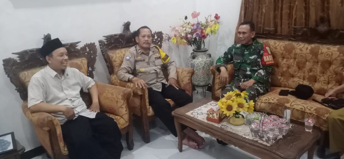Sinergitas TNI Polri Bersama Perangkat Pemerintahan Desa Giat Cooling Sistem Patroli Sambang Tokoh Masyarakat Wujud Pelayanan Publik Sampaikan Pesan Ajak Jaga Kondusifitas Kamtibmas Selama Bulan Suci Ramadhan 1446 H Aman