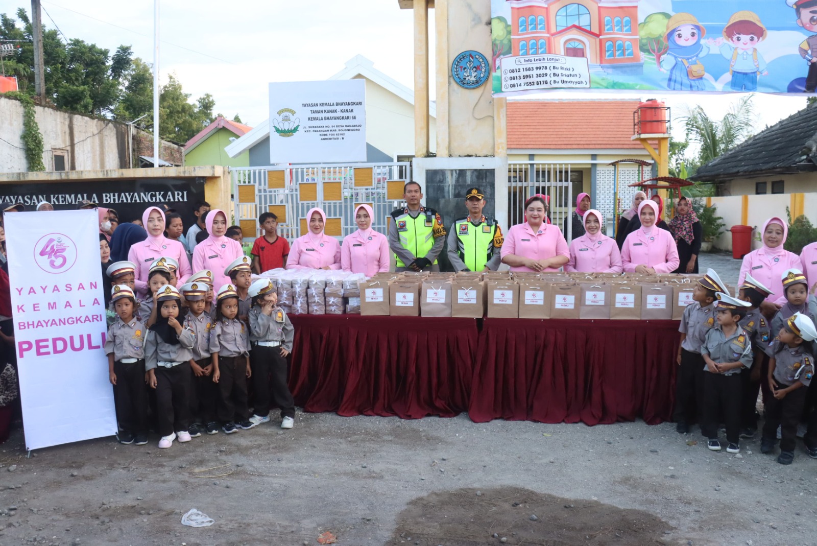 Ramadhan Berbagi, Kapolres Bersama Ketua PYKB Cabang Bojonegoro Bagikan Takjil