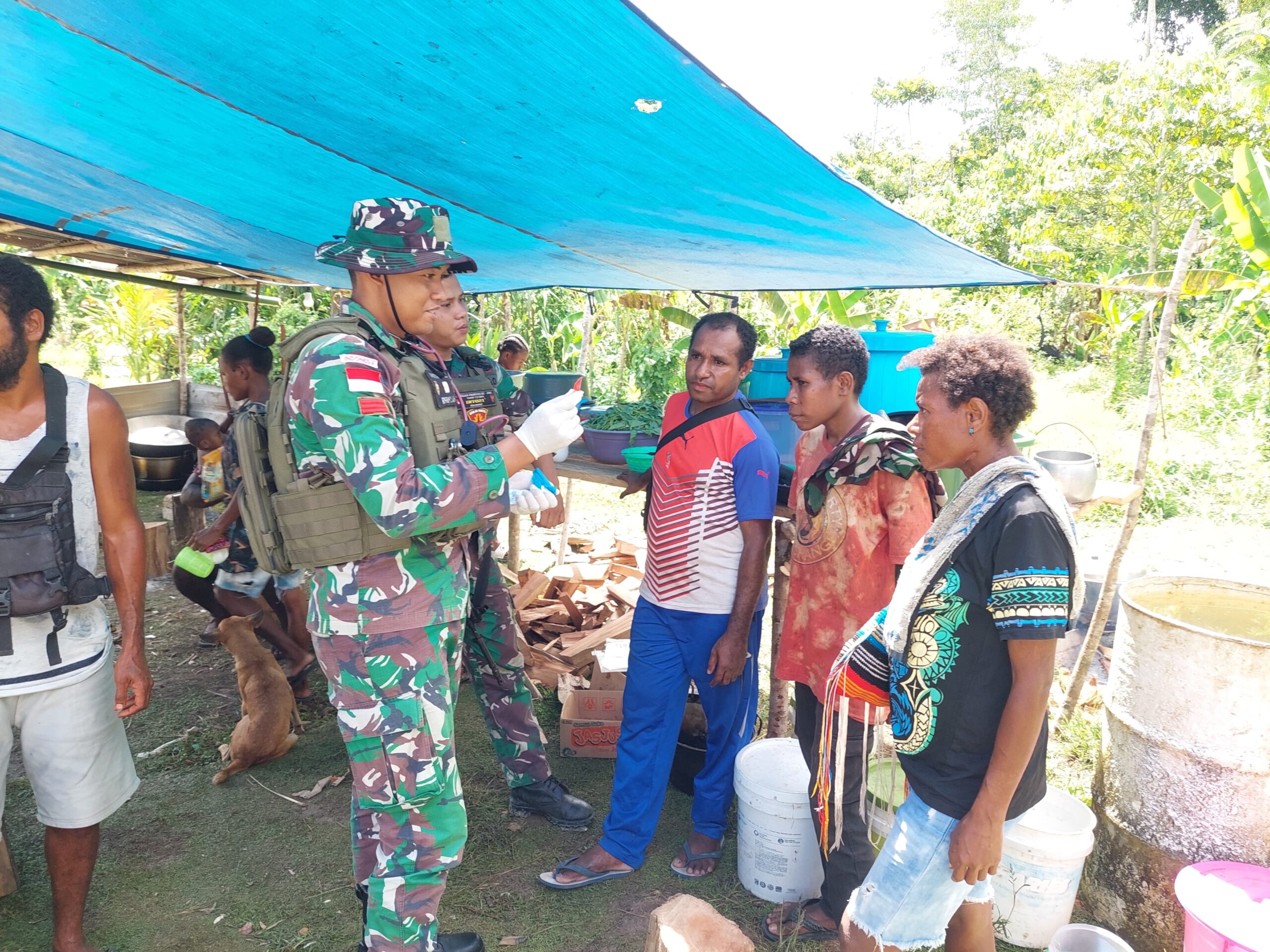 Menjaga Kesehatan Warga, Satgas Yonif 131/BRS Rutin Berikan Pelayanan Kesehatan Kepada Masyarakat Kampung Mosso Papua
