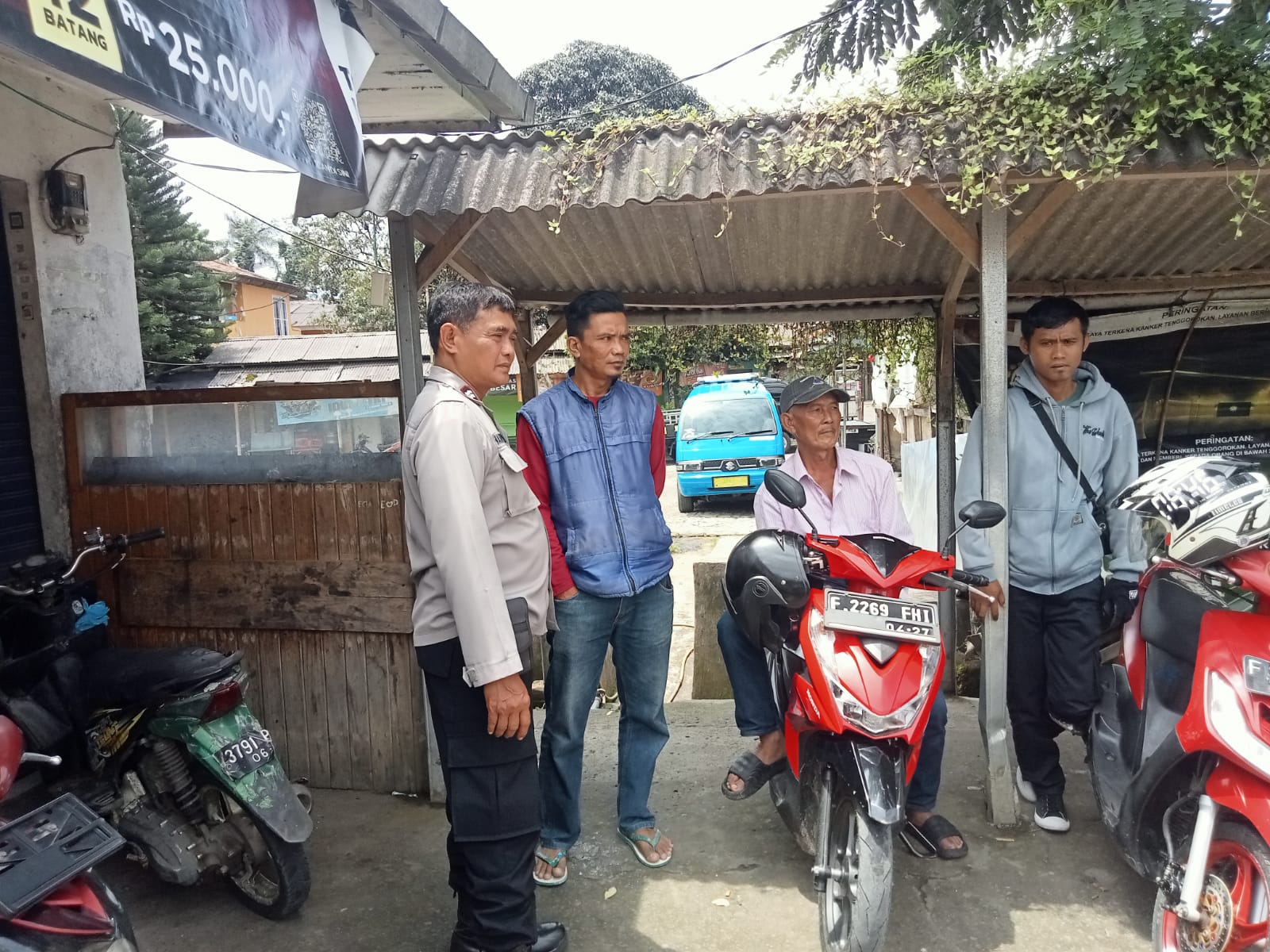Bhabinkamtibmas Wilayah Hukum Polsek CWI Polres Bogor Giat Cooling Sistem Patroli Sambang Ojek Pengkolan Dan Warga Binaan Beri Himbauan Ajak Jaga Kondusifitas Cegah Gangguan Kamtibmas