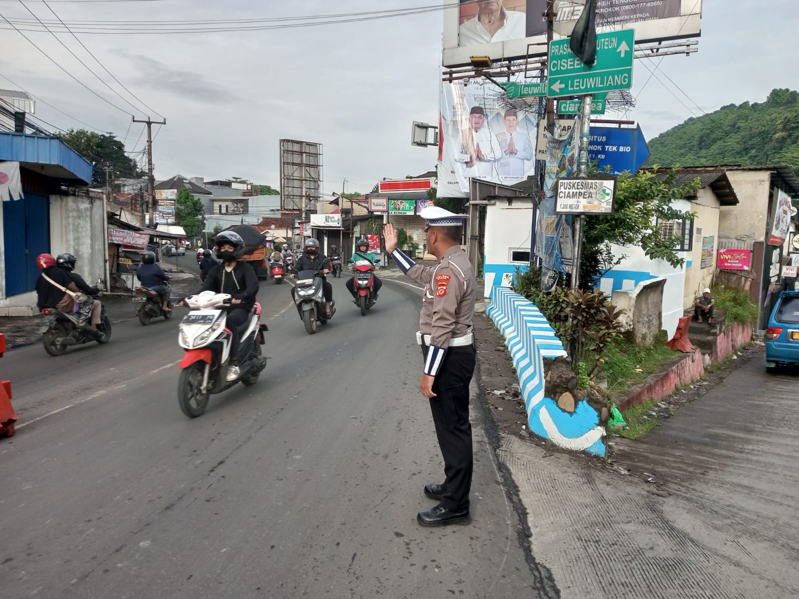 Anggota Polsek Ciampea Polres Bogor Giat Cooling Sistem Laksanakan Kegiatan Pengaturan Lalulintas Di Bulan Suci Ramadhan