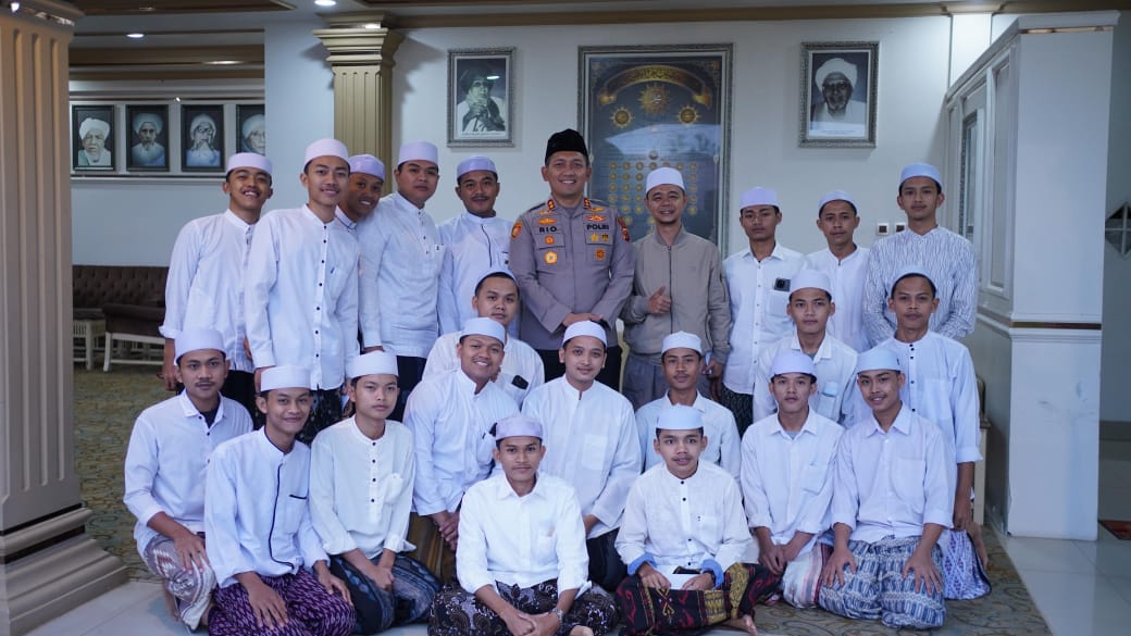Kapolres Bogor AKBP Rio Wahyu Anggoro Berikan Santunan kepada Anak Yatim di Kediaman Habib Nabil, Ciawi