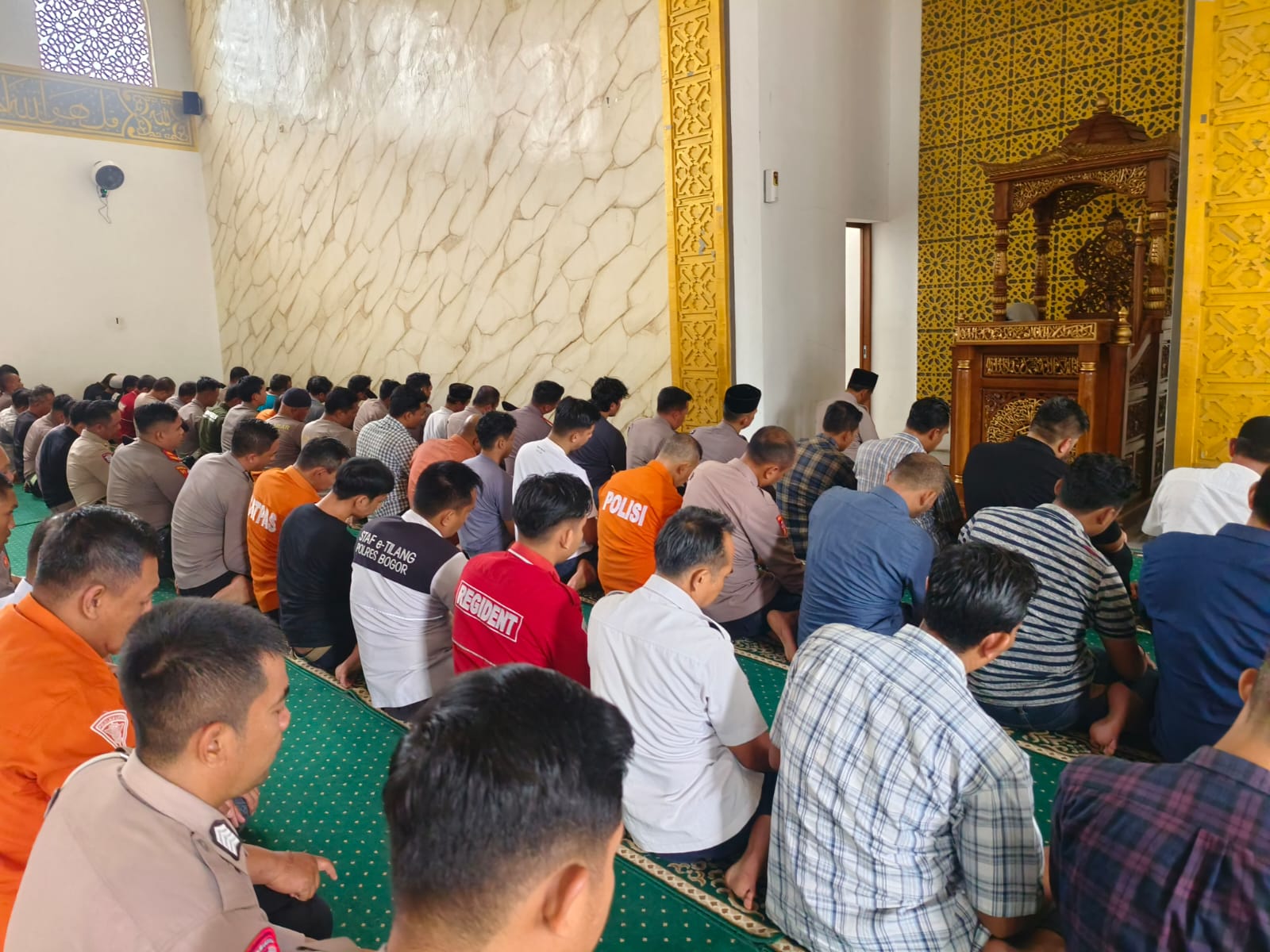 Polres Bogor Dan Jajaran Laksanakan Sholat Ghoib Dalam Mendoakan Personil Bhayangkara Polri Yang Gugur Dalam Tugas Di wilayah Way Kanan Lampung, Sebagai Penghormatan Terakhir Serta Panjatkan Doa