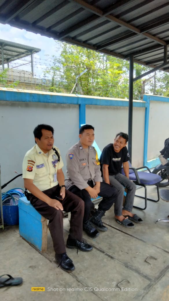 Bhabinkamtibmas Wilayah Hukum Polsek Sukaraja Polres Bogor Monitoring Wilayah Kontrol Pos Security Beri Pesan Ajak Jaga Kondusifitas Cegah Gangguan Kriminalitas