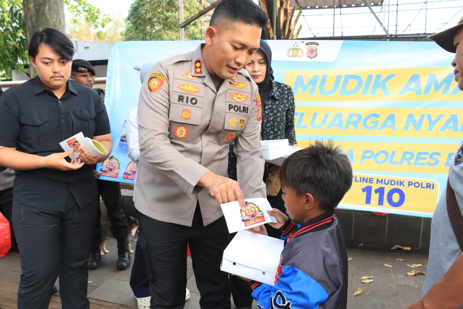 Polres Bogor Bagikan Takjil Dan Stiker “Mudik Aman Keluarga Nyaman” Dan Himbauan Layanan 24 Jam Call Center 110 Polres Bogor