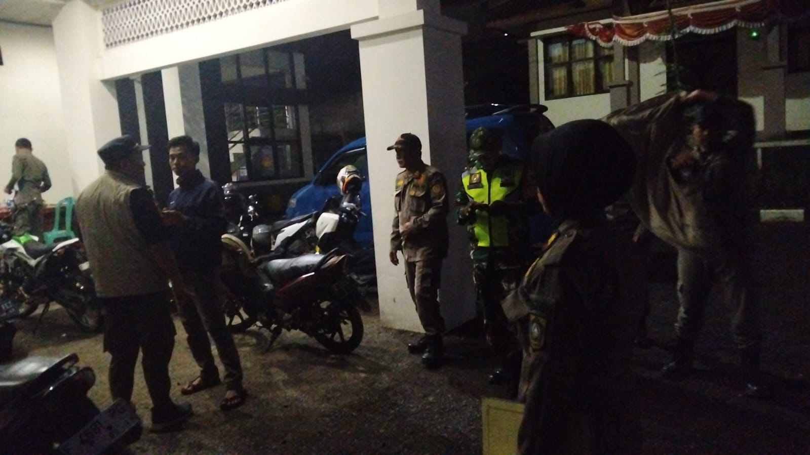 Kapolsubsektor Pamijahan Pimpin Ops Kryd Menjelang Sahur Bersama Tim Melakukan Patroli Gabungan Polri, Sat Pol PP Bersama Masyarakat Cegah Aksi Tawuran Dan Balapan Liar Sampai Usai Sahur